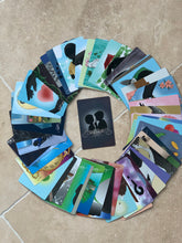 Charger l'image dans la galerie, Cartes de l'Oracle de Mlle G révélant des illustrations colorées et des symboles de la voyance et du développement personnel